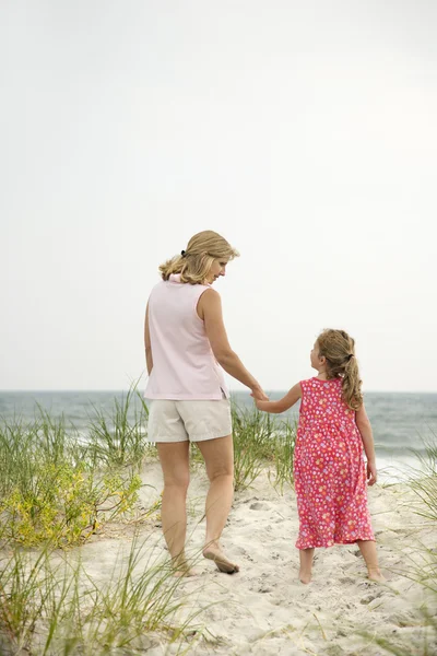 Мама и дочь на пляже — стоковое фото