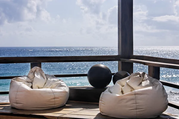 Терраса домик на пляже с стул мешка фасоли — стоковое фото
