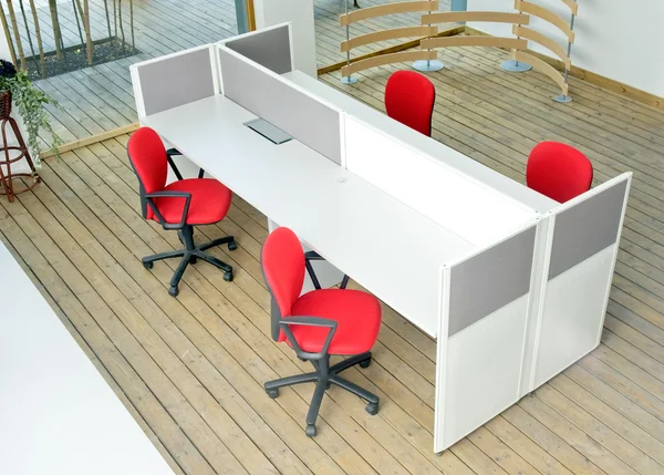 Офисные столы и красные стулья кабина — стоковое фото