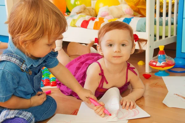Мальчик и девочка, Рисунок цветными карандашами — стоковое фото