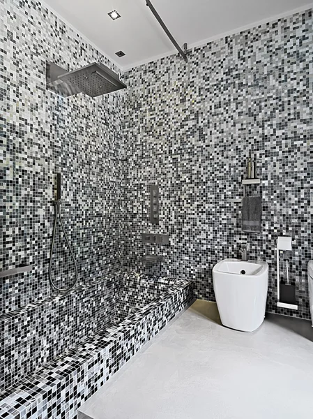 Современная ванная комната Вит ванной и белый сантехники — стоковое фото