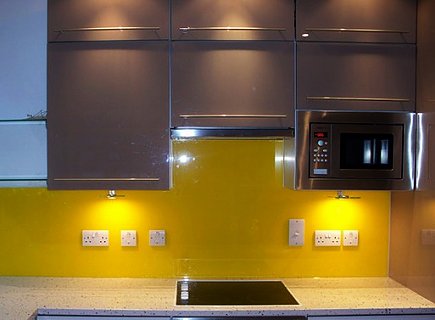 Стеновые панели для кухни из пластика в ярком исполнении