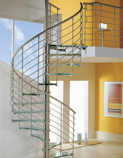 Дизайн винтовой лестницы со стеклянными ступенями