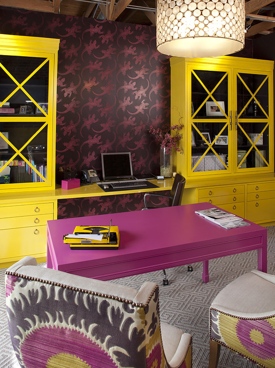 На фото: насыщенный желто-фиолетовый дизайн кабинета в квартире