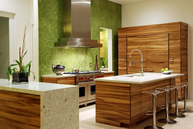 На фото: кухня с деревянной мебель, зеленной стеной и стальной плитой и вытяжкой