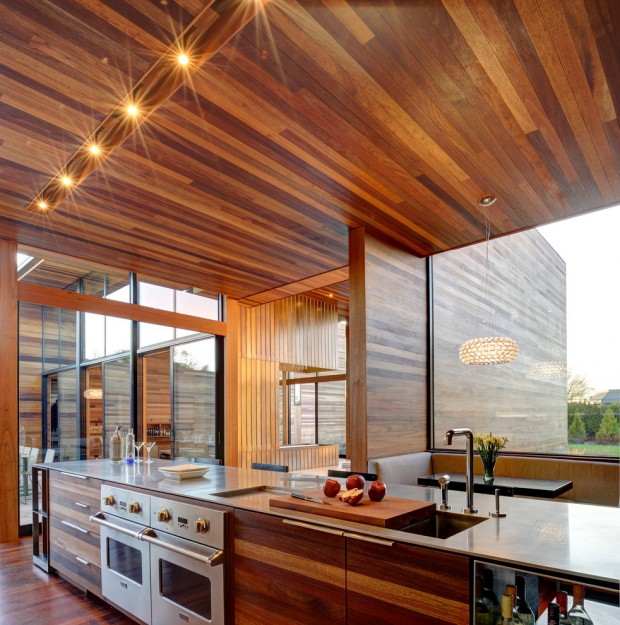 На фото: кухня полностью выполненная в деревянном стиле