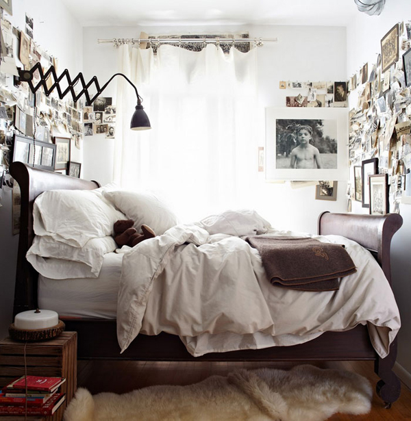 Небольшая спальня с коллажами на стенах