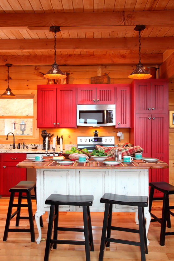 Красная кухня в деревенском доме